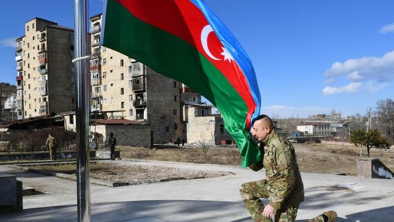 Ali Baş Komandan Laçında üçrəngli Azərbaycan bayrağını ucaltdı – VİDEO