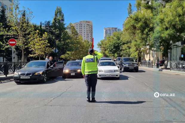 Vətən müharibəsi şəhidlərinin xatirəsi bir dəqiqəlik sükutla yad edildi – FOTOREPORTAJ