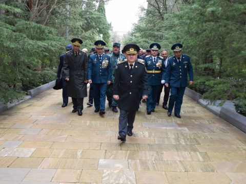 Veteranlar 8 Noyabr zəfərinin 4-cü ildönümü münasibətilə Fəxri Xiyabanı və Şəhidlər Xiyabanını ziyarət ediblər