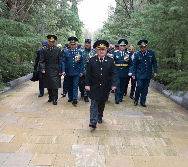 Veteranlar 8 Noyabr zəfərinin 4-cü ildönümü münasibətilə Fəxri Xiyabanı və Şəhidlər Xiyabanını ziyarət ediblər