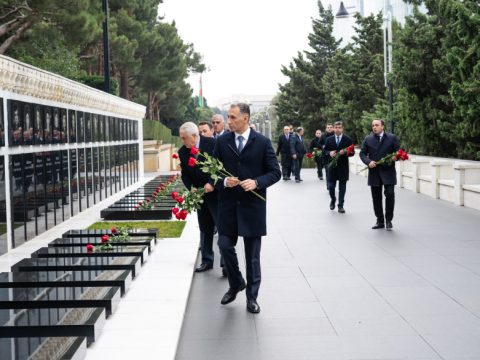 Nazirliyin kollektivi peşə bayramı münasibətilə Ulu Öndərin məzarını və Şəhidlər xiyabanını ziyarət edib