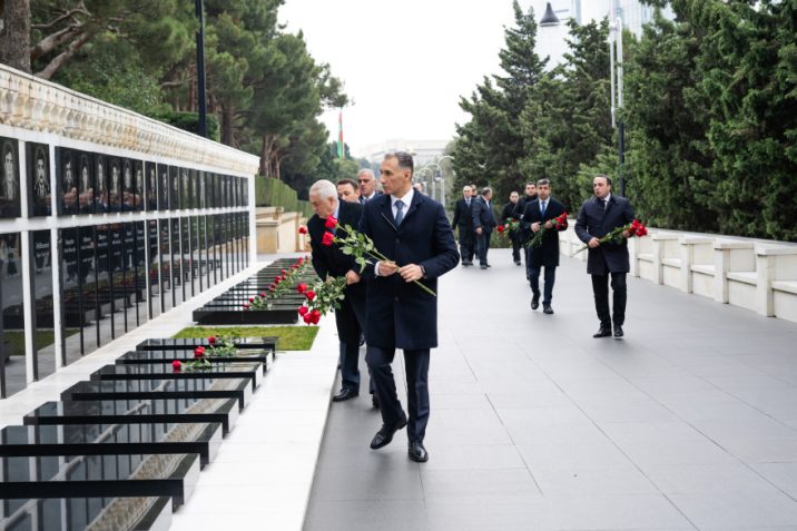 Nazirliyin kollektivi peşə bayramı münasibətilə Ulu Öndərin məzarını və Şəhidlər xiyabanını ziyarət edib